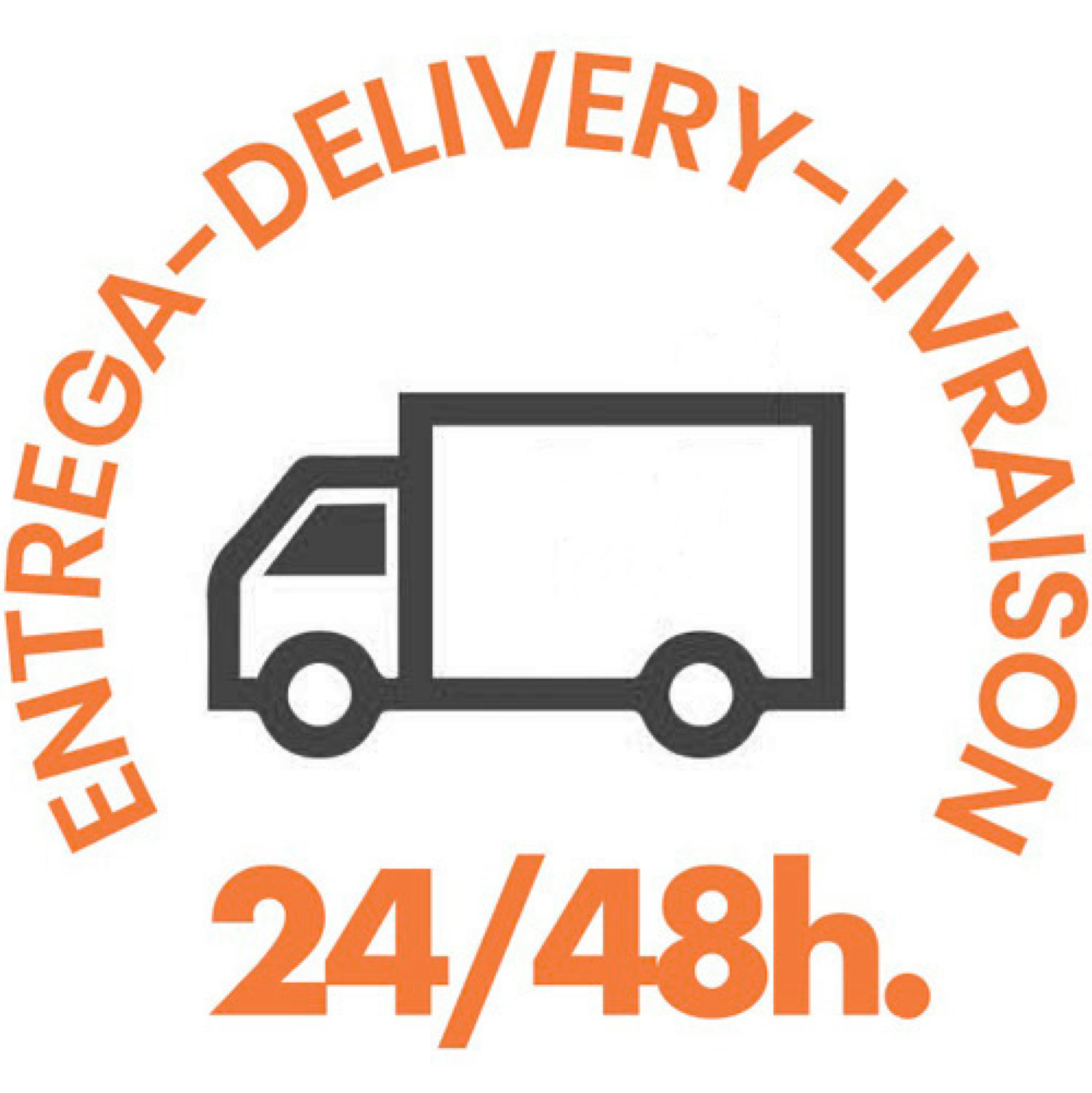 Persona posando al aire libre con un vestido claro frente a una pared azul.