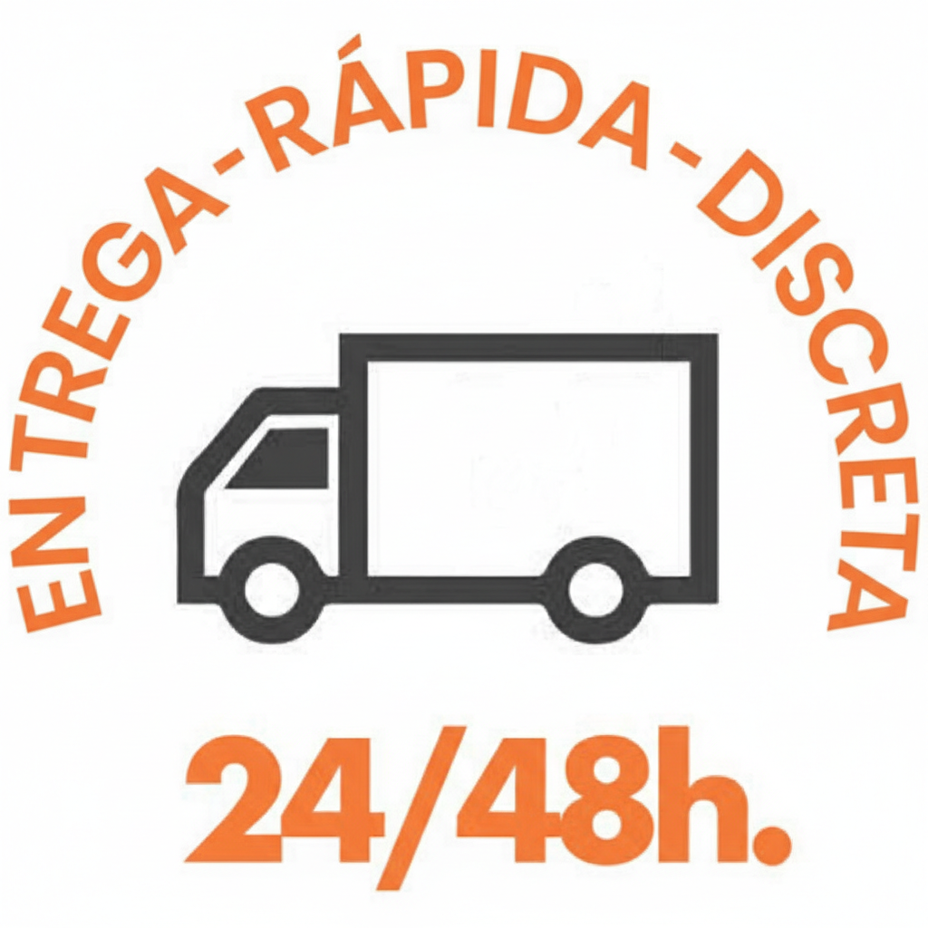 Persona posando al aire libre con un vestido claro frente a una pared azul.